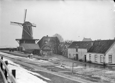 127382 Gezicht op de molen Rijn en Lek te Wijk bij Duurstede, vanaf de Rijndijk; op de voorgrond enkele huizen aan het ...